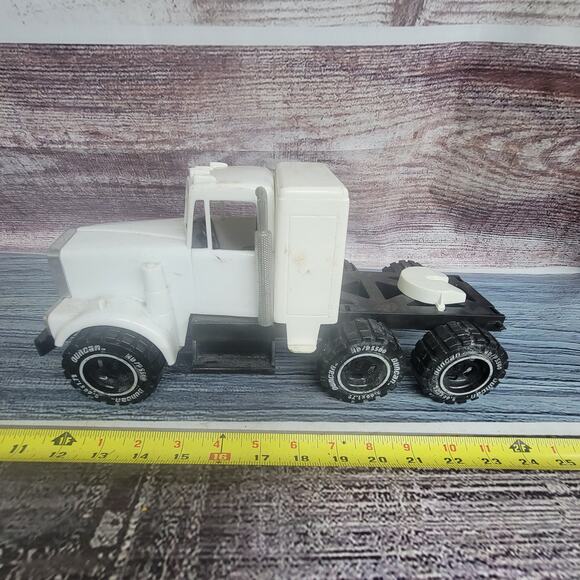 Duncan plastic semi truck with sleeper white - Picture 1 of 11